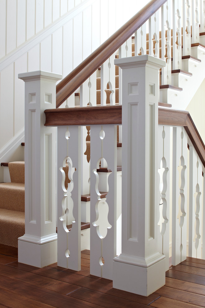 На фото: лестница в викторианском стиле с деревянными ступенями, деревянными перилами и крашенными деревянными подступенками