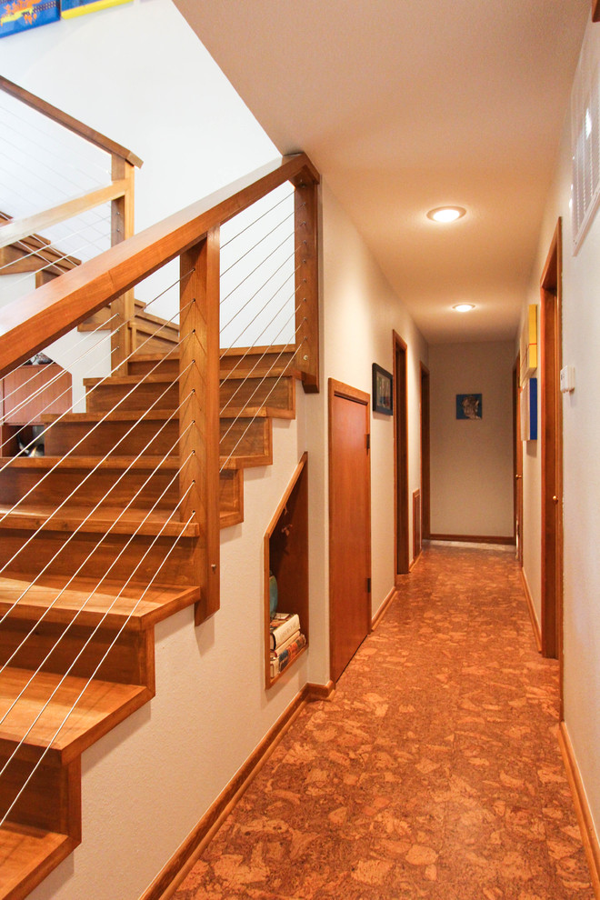 На фото: угловая деревянная лестница среднего размера в стиле ретро с деревянными ступенями с