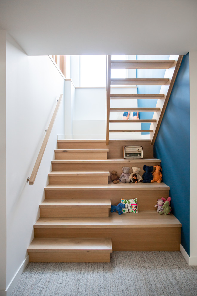 Aménagement d'un escalier rétro en U avec des marches en bois, des contremarches en bois, un garde-corps en bois et palier.