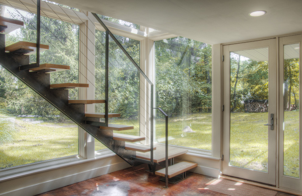 Idée de décoration pour un escalier droit minimaliste de taille moyenne avec des marches en bois, des contremarches en bois et éclairage.