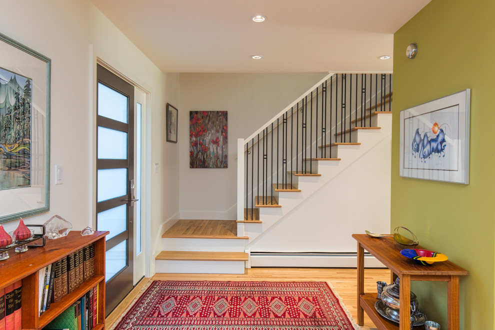 Стильный дизайн: угловая лестница в стиле ретро с деревянными ступенями и крашенными деревянными подступенками - последний тренд