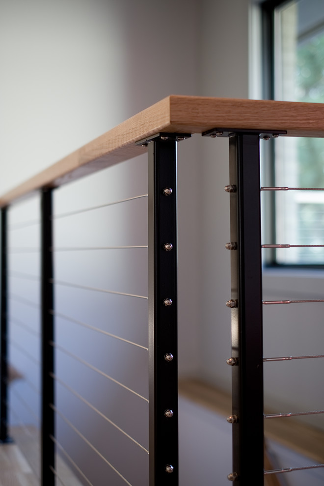 Diseño de escalera en L moderna de tamaño medio con escalones de madera, contrahuellas de madera y barandilla de cable