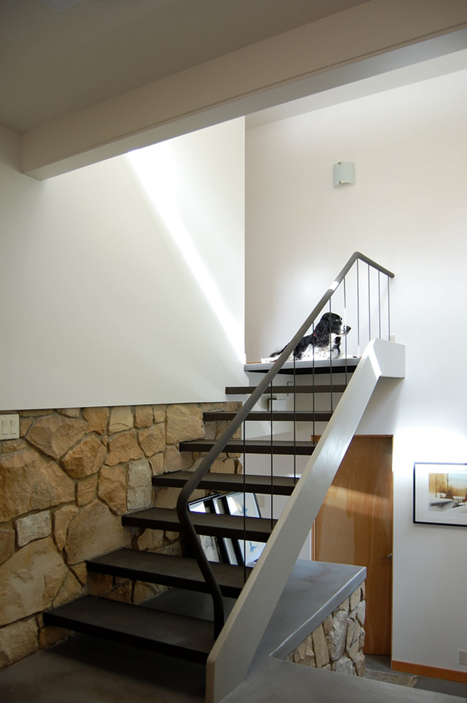 Пример оригинального дизайна: прямая лестница в стиле ретро без подступенок