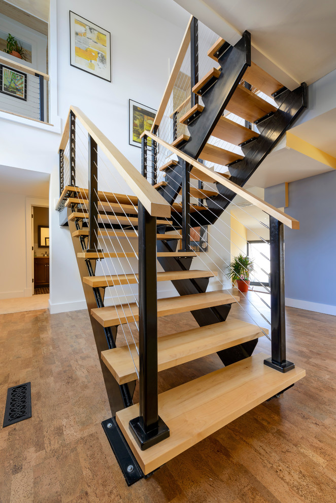 Aménagement d'un grand escalier sans contremarche rétro en U avec des marches en bois.