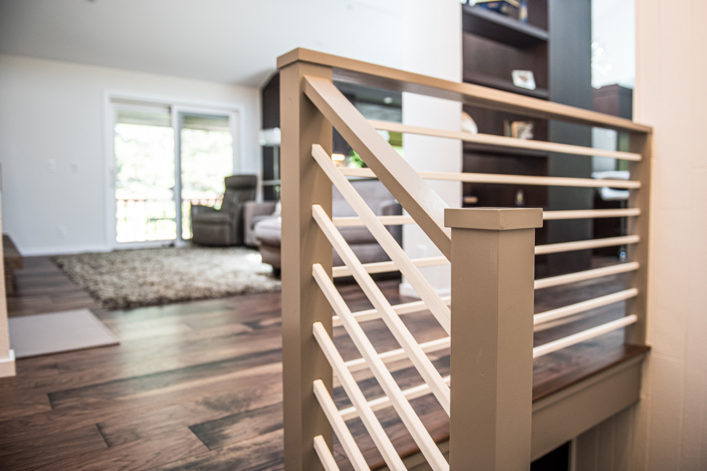 На фото: п-образная лестница среднего размера в стиле ретро с ступенями с ковровым покрытием и металлическими перилами
