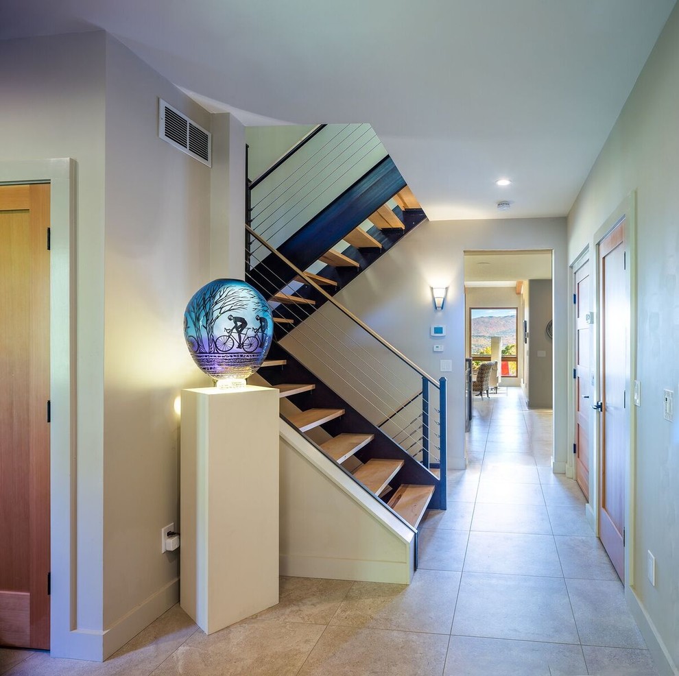 Идея дизайна: п-образная лестница среднего размера в стиле ретро с деревянными ступенями без подступенок