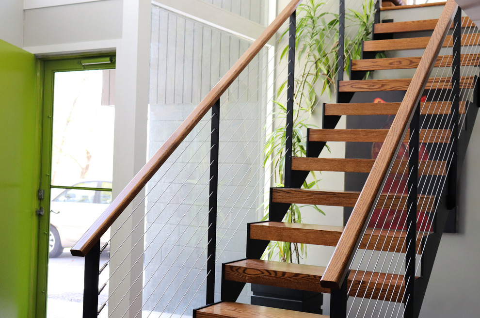 Ejemplo de escalera recta vintage de tamaño medio sin contrahuella con escalones de madera y barandilla de cable