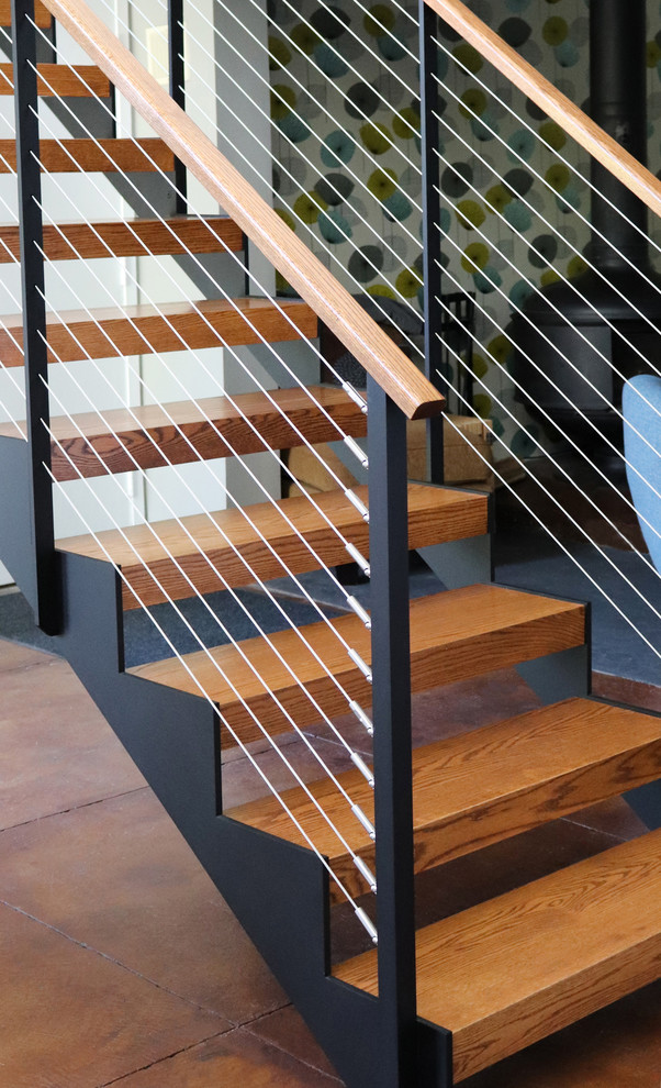 Идея дизайна: прямая лестница среднего размера в стиле ретро с деревянными ступенями и перилами из тросов без подступенок