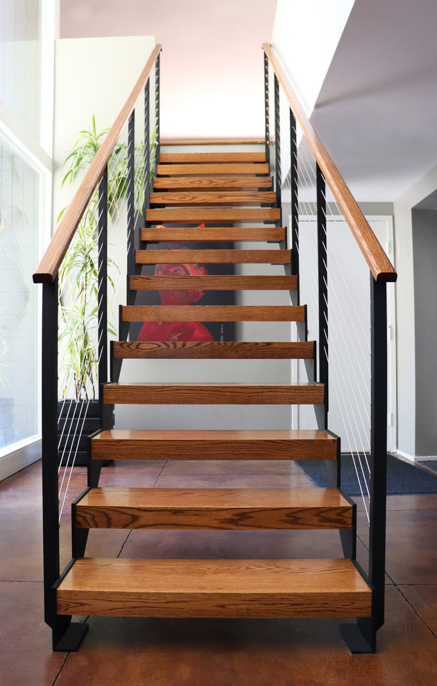 Diseño de escalera recta vintage de tamaño medio sin contrahuella con escalones de madera y barandilla de cable