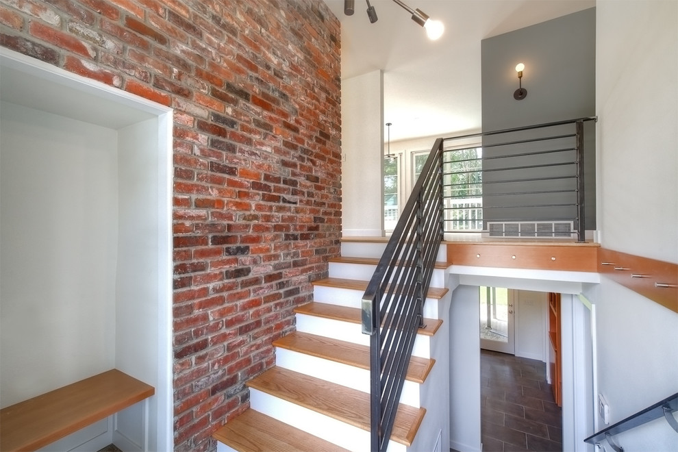 Свежая идея для дизайна: п-образная лестница среднего размера в стиле ретро с деревянными ступенями и крашенными деревянными подступенками - отличное фото интерьера