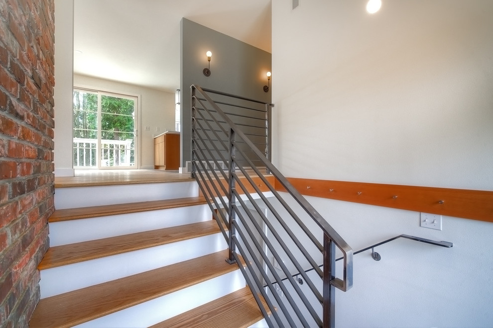 Стильный дизайн: п-образная лестница среднего размера в стиле ретро с деревянными ступенями и крашенными деревянными подступенками - последний тренд