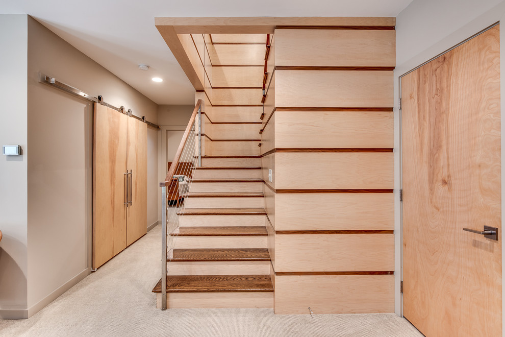 Свежая идея для дизайна: п-образная деревянная лестница среднего размера в стиле ретро с деревянными ступенями - отличное фото интерьера