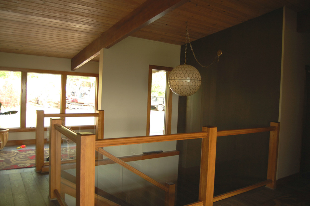 Immagine di una scala a "U" minimalista di medie dimensioni con pedata in moquette, alzata in legno e parapetto in legno