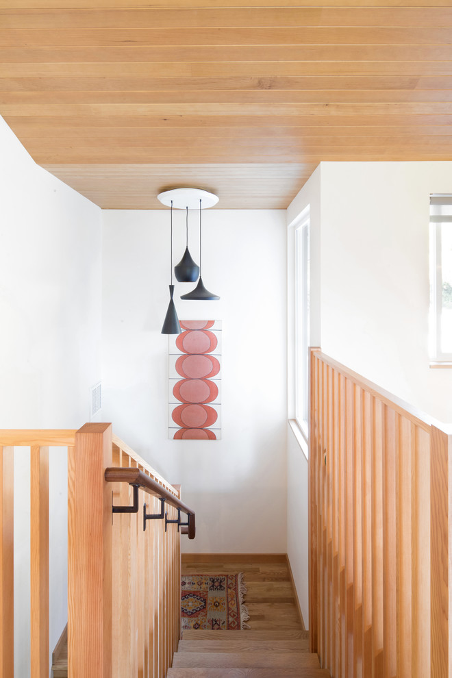 Источник вдохновения для домашнего уюта: п-образная деревянная лестница среднего размера в стиле ретро с деревянными ступенями и деревянными перилами