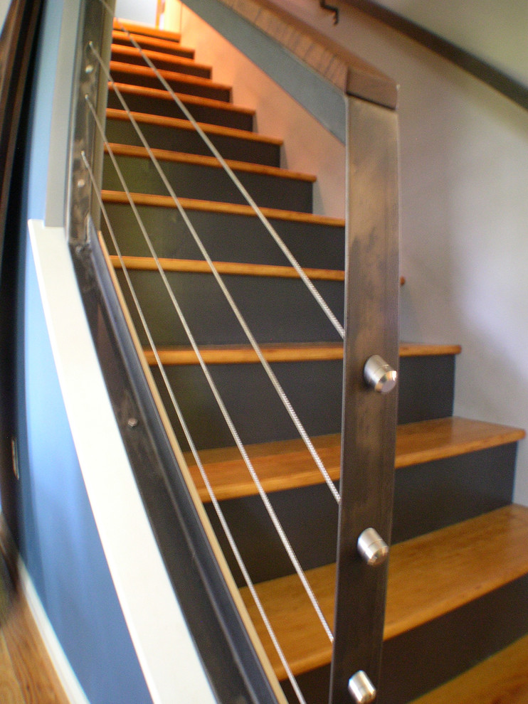 Modelo de escalera recta vintage de tamaño medio con escalones de madera y contrahuellas de madera pintada