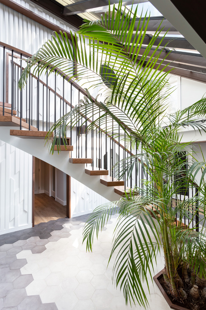 Inspiration pour un escalier sans contremarche flottant vintage de taille moyenne avec des marches en bois et un garde-corps en matériaux mixtes.