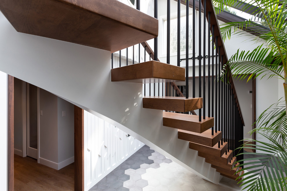 Imagen de escalera suspendida vintage de tamaño medio sin contrahuella con escalones de madera y barandilla de varios materiales