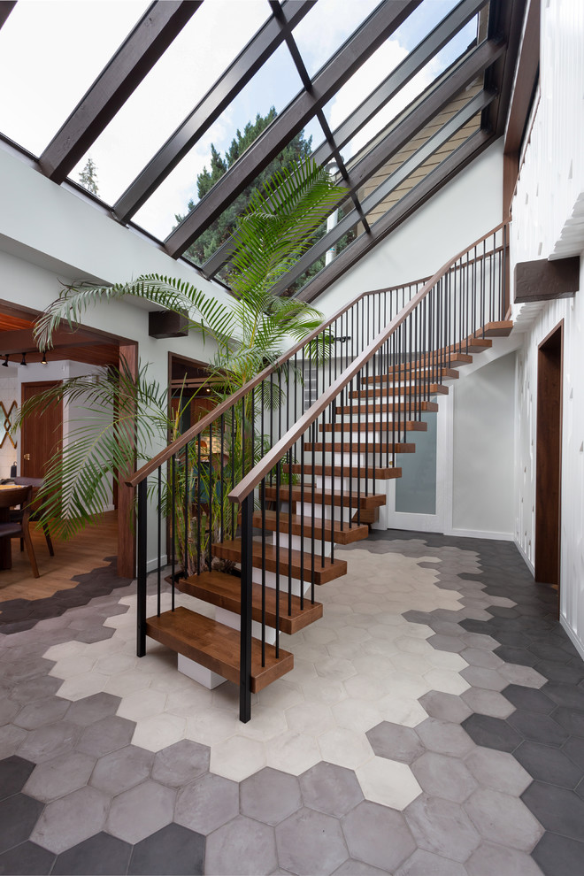 Idée de décoration pour un escalier sans contremarche flottant vintage de taille moyenne avec des marches en bois et un garde-corps en matériaux mixtes.