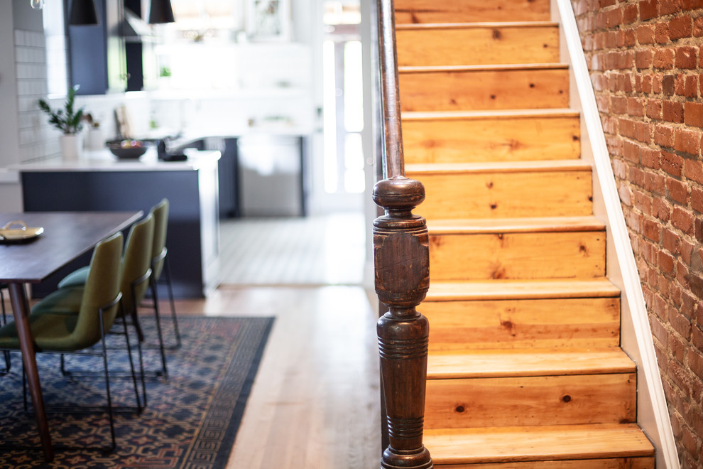 Стильный дизайн: прямая деревянная лестница среднего размера в стиле ретро с деревянными ступенями и деревянными перилами - последний тренд