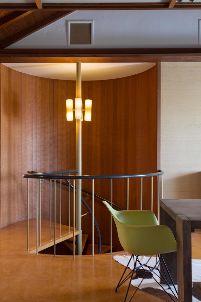 Imagen de escalera de caracol retro pequeña con escalones de madera y contrahuellas de metal