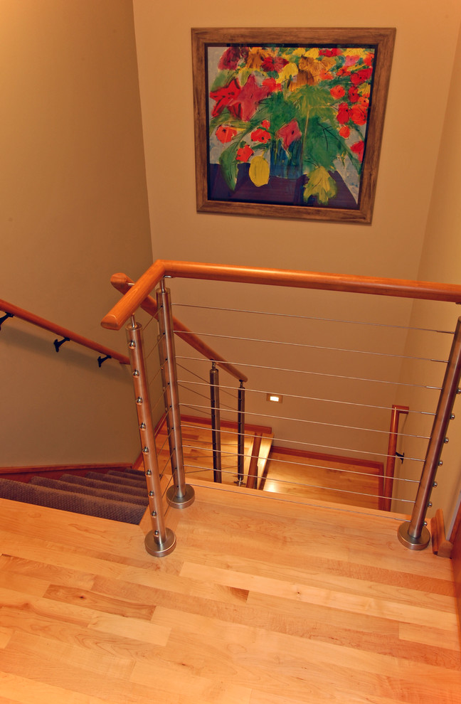 На фото: п-образная деревянная лестница среднего размера в стиле ретро с ступенями с ковровым покрытием
