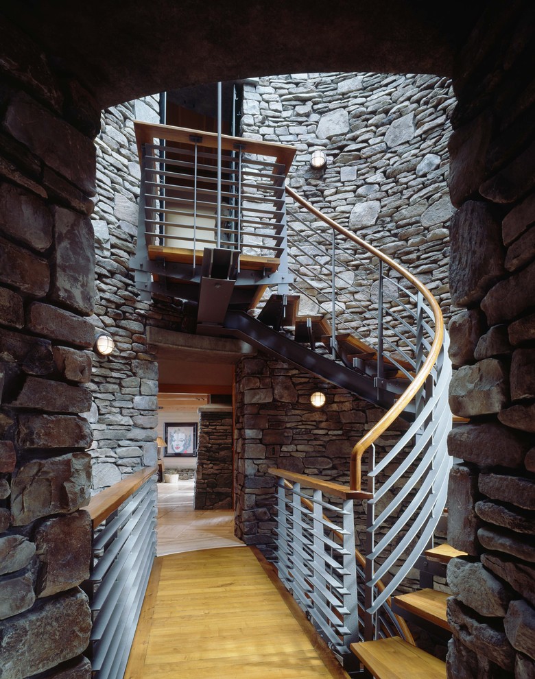 Inspiration för en stor funkis svängd trappa i trä, med öppna sättsteg och räcke i flera material