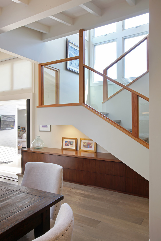 На фото: п-образная деревянная лестница среднего размера в стиле ретро с деревянными ступенями и стеклянными перилами с
