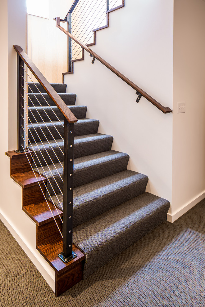 Cette image montre un escalier vintage en U avec des marches en bois et des contremarches en bois.
