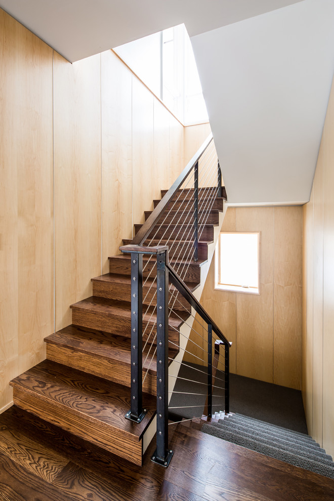 Aménagement d'un escalier rétro en U avec des marches en bois et des contremarches en bois.