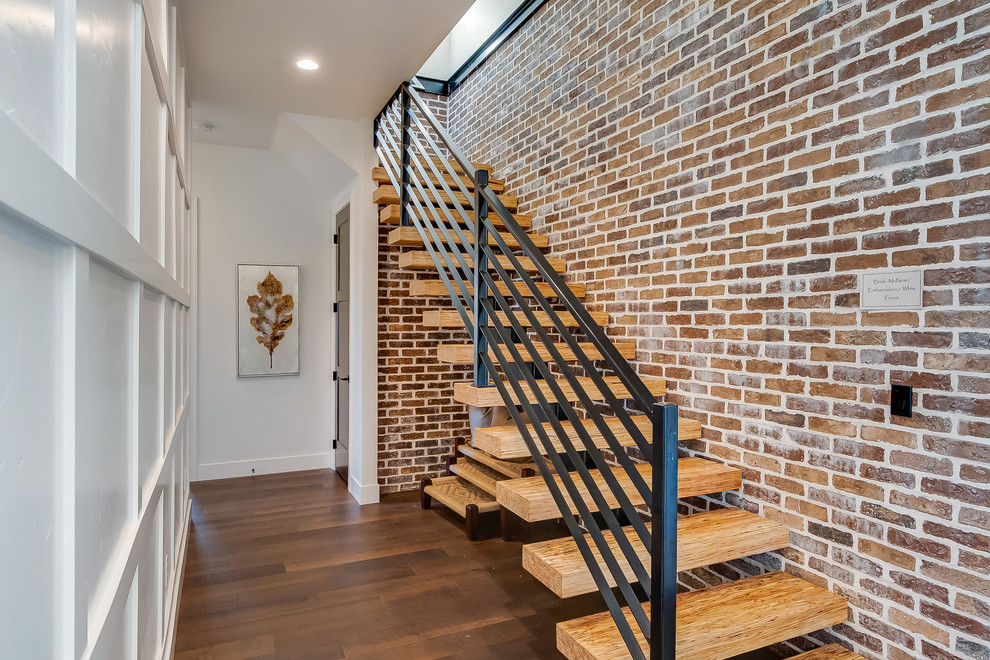 Modelo de escalera recta clásica renovada de tamaño medio sin contrahuella con escalones de madera y barandilla de metal