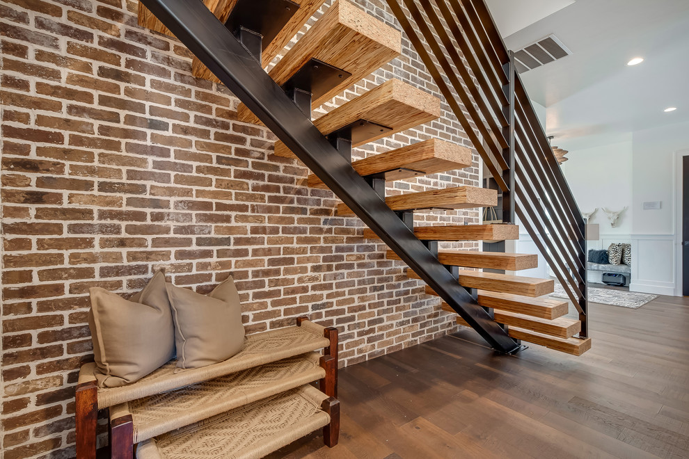 ボイシにある中くらいなトランジショナルスタイルのおしゃれな階段 (金属の手すり) の写真