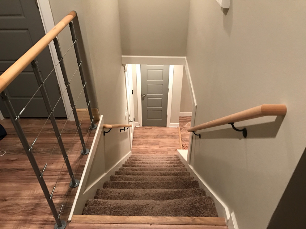 Gerade, Kleine Mid-Century Treppe mit Teppich-Treppenstufen, Teppich-Setzstufen und Mix-Geländer in Dallas