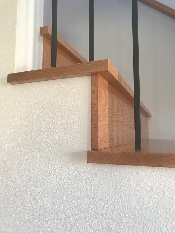 Réalisation d'un escalier vintage en L de taille moyenne avec des marches en bois, des contremarches en bois et un garde-corps en matériaux mixtes.