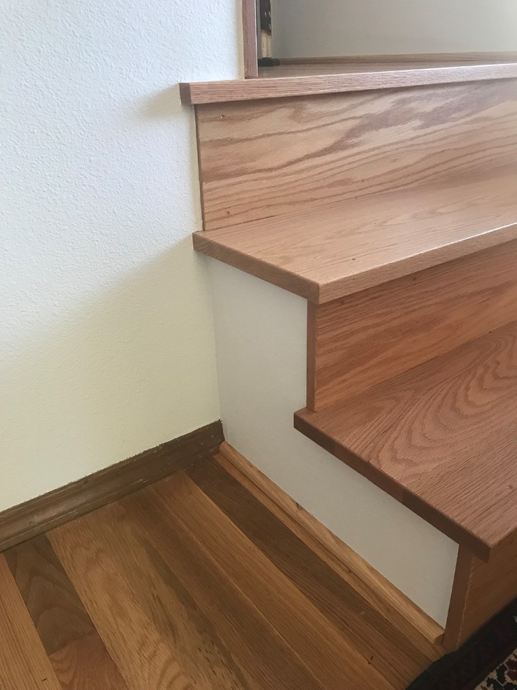 На фото: угловая деревянная лестница среднего размера в стиле ретро с деревянными ступенями и перилами из смешанных материалов с