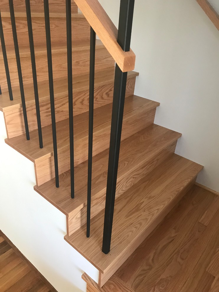 Idées déco pour un escalier rétro en L de taille moyenne avec des marches en bois, des contremarches en bois et un garde-corps en matériaux mixtes.