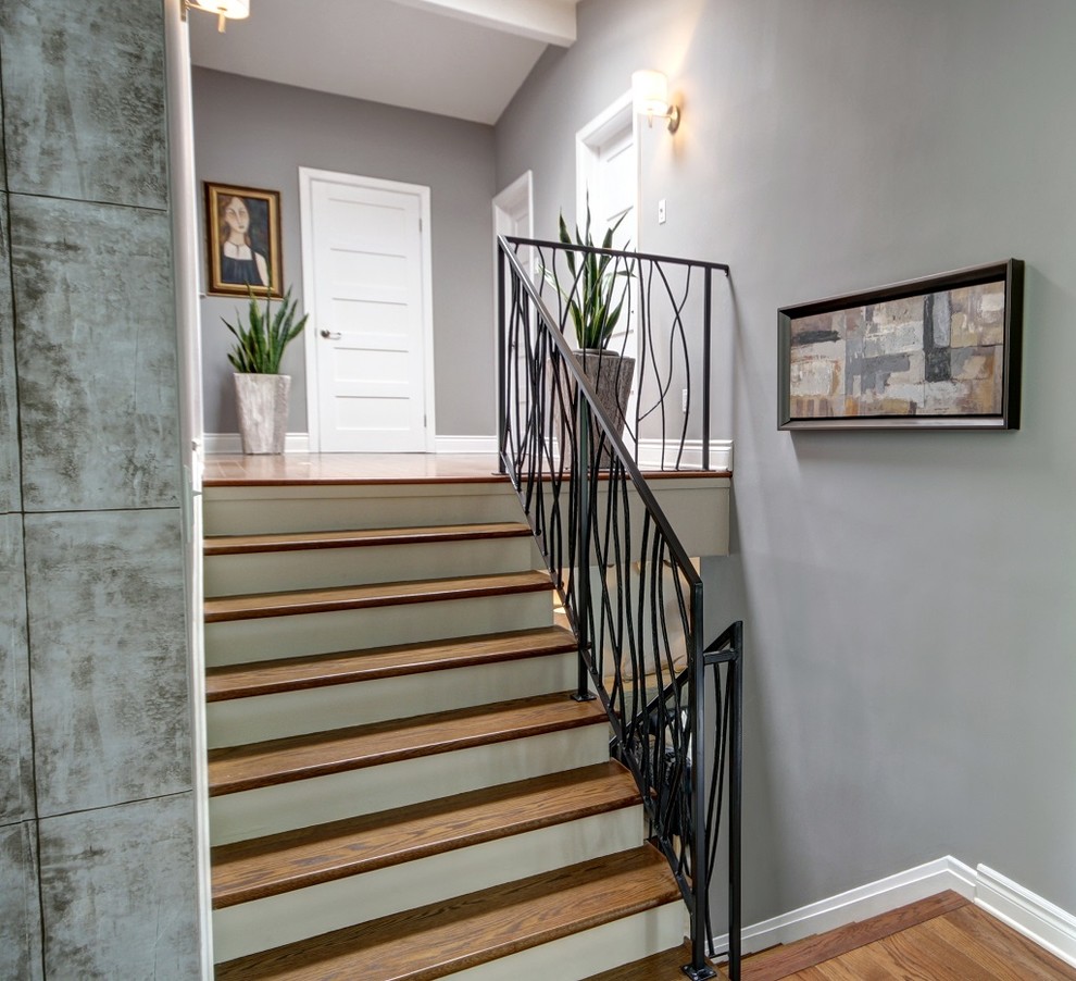 Foto de escalera recta contemporánea de tamaño medio con escalones de metal y contrahuellas de madera