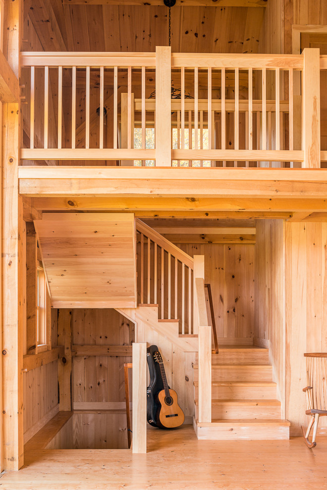 Источник вдохновения для домашнего уюта: п-образная деревянная лестница в стиле кантри с деревянными ступенями