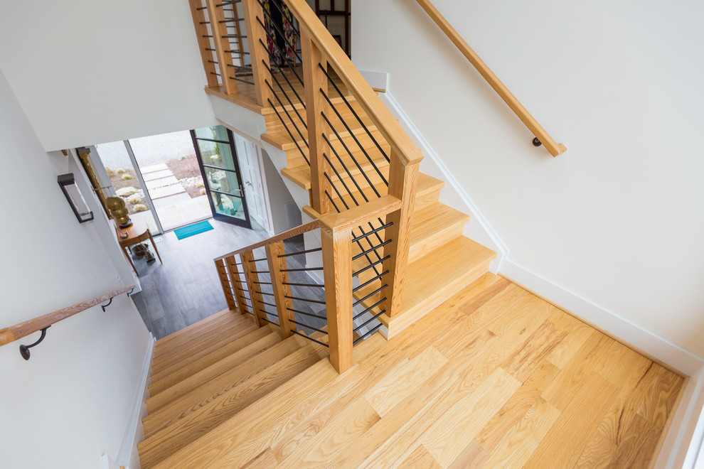Cette photo montre un escalier moderne en U de taille moyenne avec des marches en bois, des contremarches en bois et un garde-corps en bois.