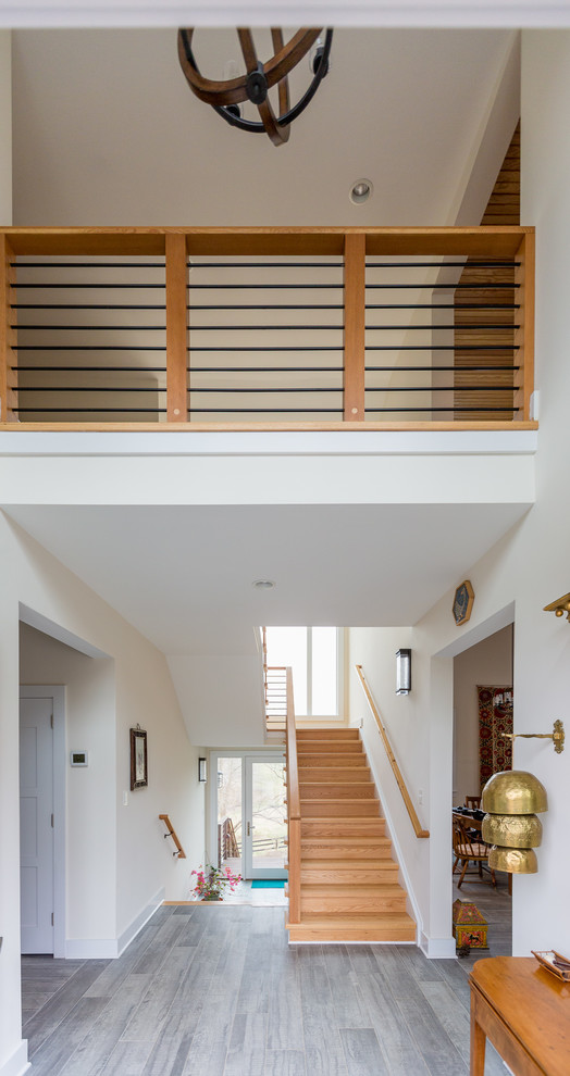 Exemple d'un escalier moderne en U de taille moyenne avec des marches en bois, des contremarches en bois et un garde-corps en bois.