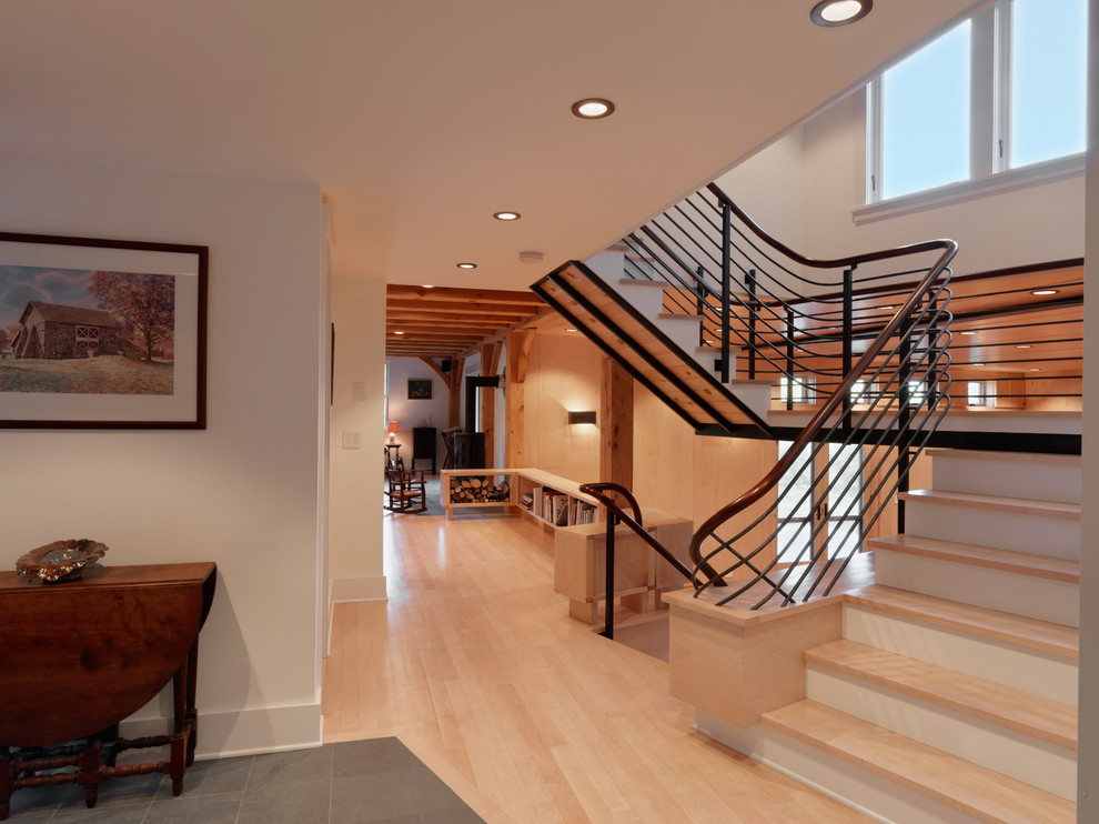 Стильный дизайн: большая п-образная лестница в стиле рустика с деревянными ступенями и крашенными деревянными подступенками - последний тренд