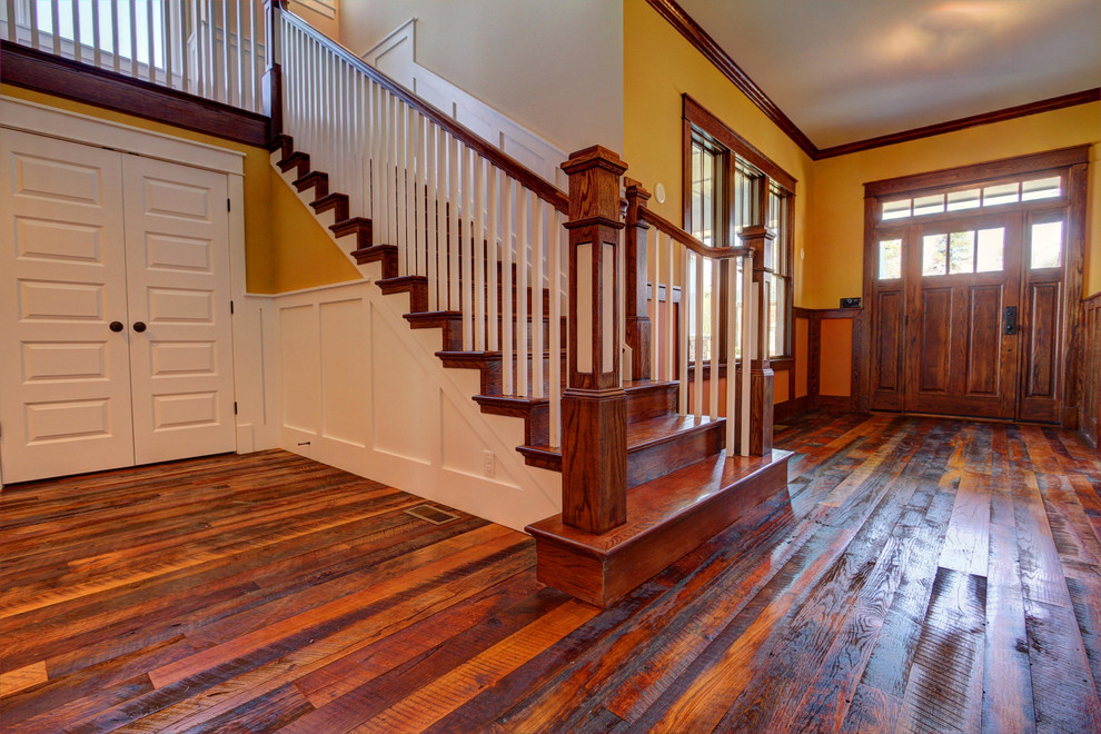 Aménagement d'un grand escalier droit classique avec des marches en bois.