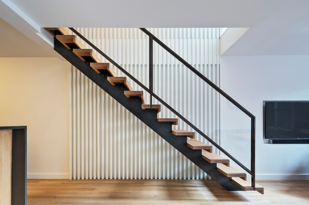 Свежая идея для дизайна: прямая лестница среднего размера в стиле модернизм с деревянными ступенями и металлическими перилами без подступенок - отличное фото интерьера