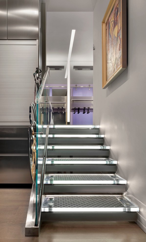 Свежая идея для дизайна: лестница на больцах в стиле неоклассика (современная классика) с стеклянными ступенями без подступенок - отличное фото интерьера