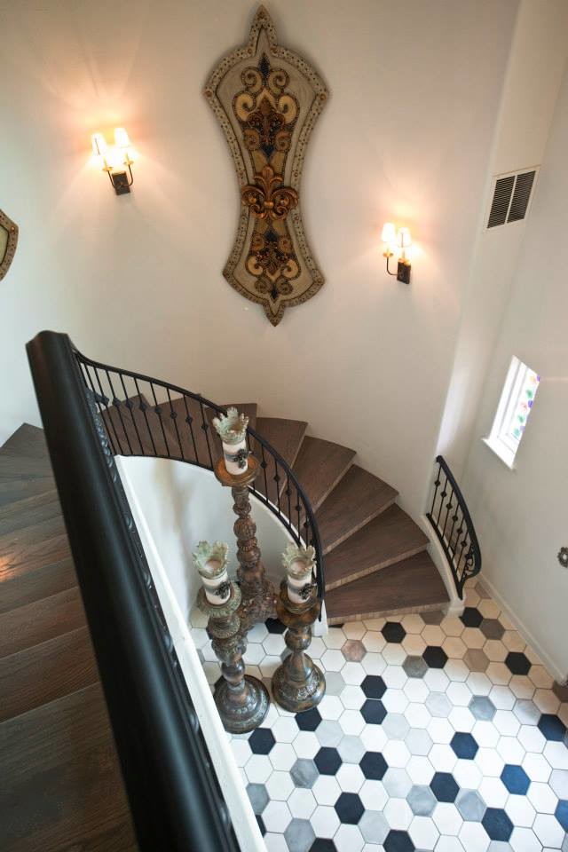 Modelo de escalera curva tradicional con escalones de madera y contrahuellas con baldosas y/o azulejos