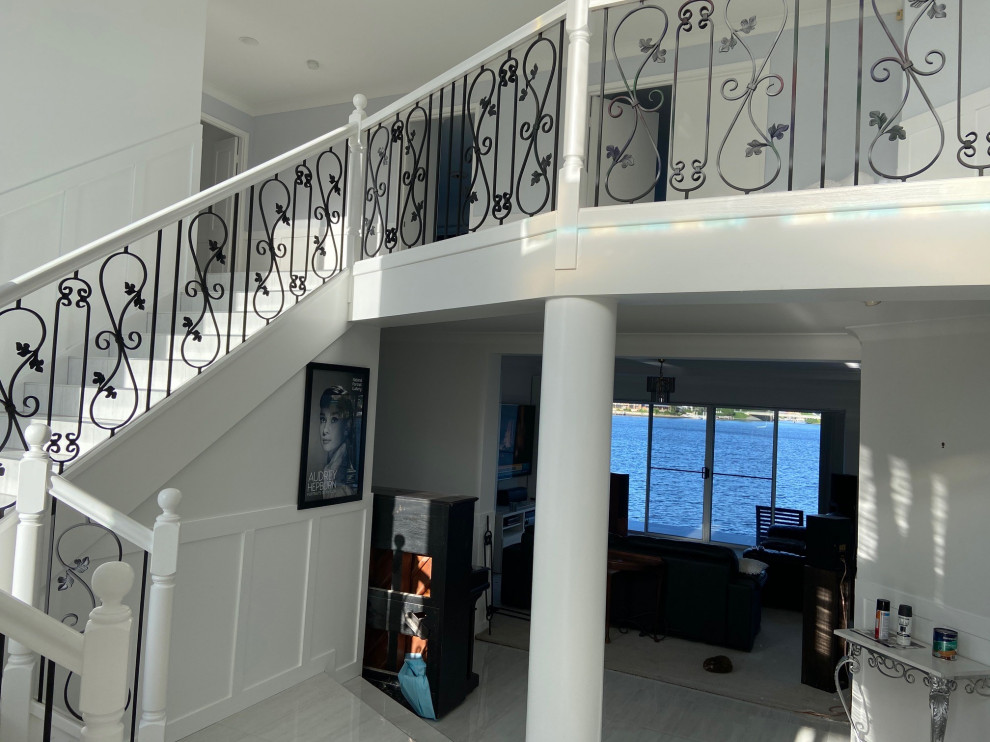 Идея дизайна: п-образная лестница среднего размера в стиле фьюжн с ступенями из плитки, подступенками из плитки и деревянными перилами