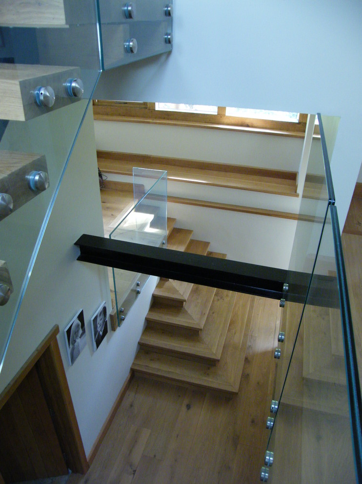 Ejemplo de escalera recta de tamaño medio sin contrahuella con escalones de madera