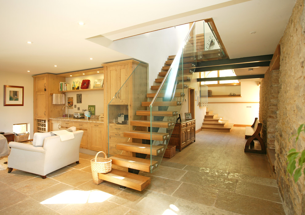 Gerade Landhausstil Holztreppe mit offenen Setzstufen in Dorset