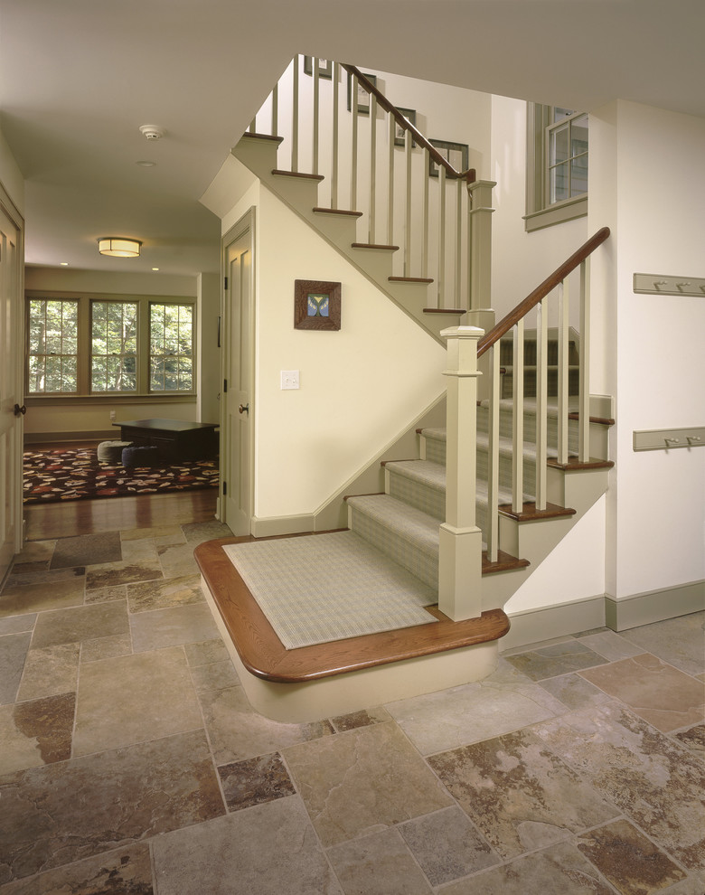 Foto de escalera en U clásica de tamaño medio con escalones de madera y contrahuellas de madera pintada