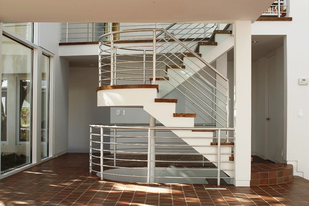 Foto de escalera en L minimalista de tamaño medio con escalones de madera y contrahuellas de madera pintada