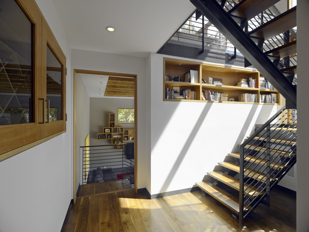 Стильный дизайн: большая п-образная лестница в стиле модернизм с деревянными ступенями без подступенок - последний тренд